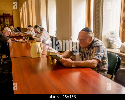 Luglio 23, 2014 - Credere ebreo leggendo la Torah e Sinagoga a Kiev in Ucraina © Igor Golovniov/ZUMA filo/Alamy Live News Foto Stock