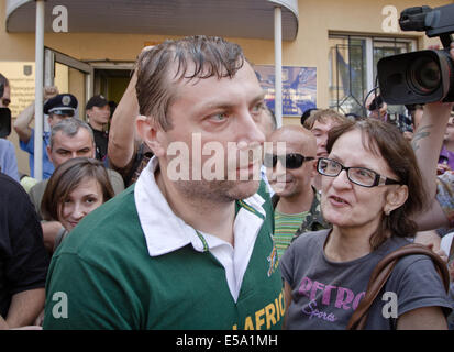 Kiev, Ucraina. Il 24 luglio, 2014. Avvocato civile del Partito Comunista lascia la costruzione della contea di Kiev corte amministrativa che comincia a sentire sul divieto del Partito Comunista di Ucraina. Come le tensioni tra Ucraina e Russia colpita picchi durante la Malaysia Airlines 17 inchiesta, un tribunale di Kiev ha deciso di vietare il comunismo. La Corte ha organizzato un' audizione oggi in ordine alla richiesta che il divieto del governo del Partito Comunista di Ucraina. Credito: Sergii Kharchenko/Pacific Press/Alamy Live News Foto Stock