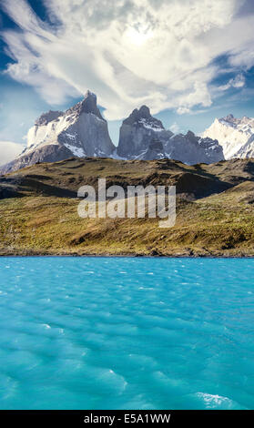 Pehoe lago di montagna e Los Cuernos, Parco Nazionale Torres del Paine, Cile. Foto Stock