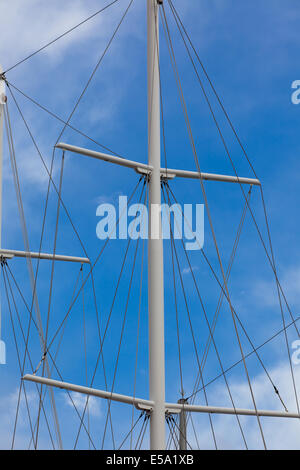 Nave moderna pali senza vele. Colpo verticale Foto Stock