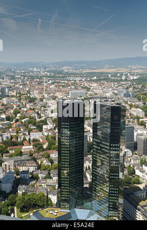 Torri gemelle della Deutsche Bank a Francoforte visto dalla Torre principale. Foto Stock