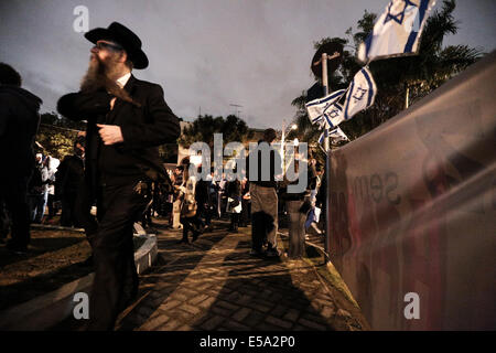 Sao Paulo, Brasile. 02 Luglio, 2014. Pro-Israel ebreo cammina accanto a un segno durante la dimostrazione l appello per la pace in Israele e in favore del diritto di Israele di difendersi da Hamas. Il dimostrativi è stato chiamato dai membri della comunità ebraica in Brasile che sono Pro-Israel e avviene in una piazza chiamata "Cinquantesimo anniversario di Israele" nel quartiere di Pacaembu, dove molti ebrei vivono. La stessa piazza dove il Pro-Palestinian hanno tenuto la loro dimostrazione la scorsa settimana. Credito: Tiago Mazza Chiaravalloti/Pacific Press/Alamy Live News Foto Stock