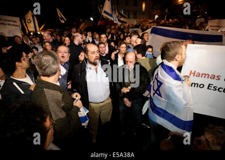 Sao Paulo, Brasile. 02 Luglio, 2014. Il Pro-Israel ebrei tenere una dimostrazione l appello per la pace in Israele e in favore del diritto di Israele di difendersi da Hamas. Il dimostrativi è stato chiamato dai membri della comunità ebraica in Brasile che sono Pro-Israel e avviene in una piazza chiamata "Cinquantesimo anniversario di Israele" nel quartiere di Pacaembu, dove molti ebrei vivono. La stessa piazza dove il Pro-Palestinian hanno tenuto la loro dimostrazione la scorsa settimana. Credito: Tiago Mazza Chiaravalloti/Pacific Press/Alamy Live News Foto Stock