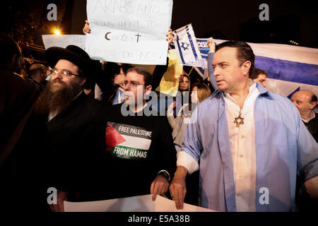 Sao Paulo, Brasile. 02 Luglio, 2014. Il Pro-Israel ebrei tenere una dimostrazione l appello per la pace in Israele e in favore del diritto di Israele di difendersi da Hamas. Il dimostrativi è stato chiamato dai membri della comunità ebraica in Brasile che sono Pro-Israel e avviene in una piazza chiamata "Cinquantesimo anniversario di Israele" nel quartiere di Pacaembu, dove molti ebrei vivono. La stessa piazza dove il Pro-Palestinian hanno tenuto la loro dimostrazione la scorsa settimana. Credito: Tiago Mazza Chiaravalloti/Pacific Press/Alamy Live News Foto Stock