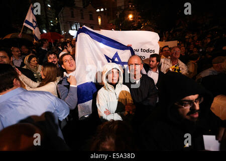 Sao Paulo, Brasile. 02 Luglio, 2014. Il Pro-Israel ebrei tenere una dimostrazione l appello per la pace in Israele e in favore del diritto di Israele di difendersi da Hamas. Il dimostrativi è stato chiamato dai membri della comunità ebraica in Brasile che sono Pro-Israel e avviene in una piazza chiamata "Cinquantesimo anniversario di Israele" nel quartiere di Pacaembu, dove molti ebrei vivono. La stessa piazza dove il Pro-Palestinian hanno tenuto la loro dimostrazione la scorsa settimana. Credito: Tiago Mazza Chiaravalloti/Pacific Press/Alamy Live News Foto Stock