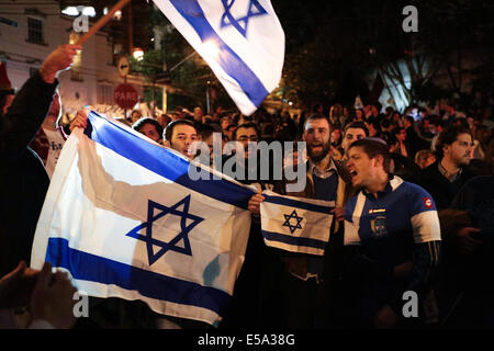 Sao Paulo, Brasile. 02 Luglio, 2014. Il Pro-Israel ebrei tenere una dimostrazione l appello per la pace in Israele e in favore del diritto di Israele di difendersi da Hamas. Il dimostrativi è stato chiamato dai membri della comunità ebraica in Brasile che sono Pro-Israel e avviene in una piazza chiamata "Cinquantesimo anniversario di Israele" nel quartiere di Pacaembu, dove molti ebrei vivono. La stessa piazza dove il Pro-Palestinian hanno tenuto la loro dimostrazione la scorsa settimana. Credito: Tiago Mazza Chiaravalloti/Pacific Press/Alamy Live News Foto Stock