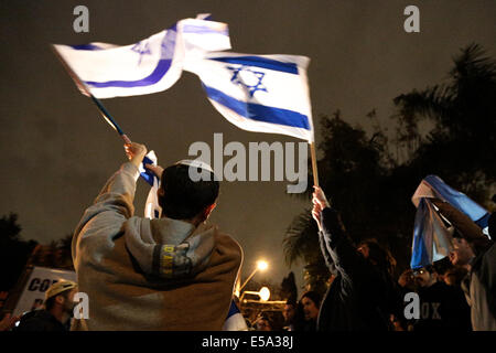 Sao Paulo, Brasile. 02 Luglio, 2014. Il Pro-Israel ebrei sventolare la bandiera di Israele durante una dimostrazione l appello per la pace in Israele e in favore del diritto di Israele di difendersi da Hamas. Il dimostrativi è stato chiamato dai membri della comunità ebraica in Brasile che sono Pro-Israel e avviene in una piazza chiamata "Cinquantesimo anniversario di Israele" nel quartiere di Pacaembu, dove molti ebrei vivono. La stessa piazza dove il Pro-Palestinian hanno tenuto la loro dimostrazione la scorsa settimana. Credito: Tiago Mazza Chiaravalloti/Pacific Press/Alamy Live News Foto Stock