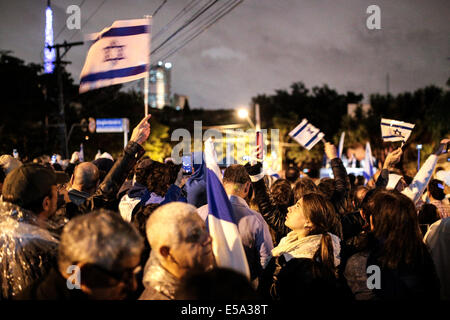 Sao Paulo, Brasile. 02 Luglio, 2014. Il Pro-Israel ebrei tenere una dimostrazione l appello per la pace in Israele e in favore del diritto di Israele di difendersi da Hamas. Il dimostrativi è stato chiamato dai membri della comunità ebraica in Brasile che sono Pro-Israel e avviene in una piazza chiamata "Cinquantesimo anniversario di Israele" nel quartiere di Pacaembu, dove molti ebrei vivono. La stessa piazza dove il Pro-Palestinian hanno tenuto la loro dimostrazione la scorsa settimana. Credito: Tiago Mazza Chiaravalloti/Pacific Press/Alamy Live News Foto Stock