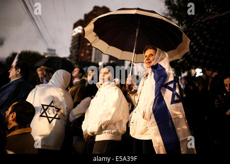 Sao Paulo, Brasile. 02 Luglio, 2014. Il Pro-Israel ebrei tenere una dimostrazione l appello per la pace in Israele e in favore del diritto di Israele di difendersi da Hamas. Il dimostrativi è stato chiamato dai membri della comunità ebraica in Brasile che sono Pro-Israel e avviene in una piazza chiamata "Cinquantesimo anniversario di Israele" nel quartiere di Pacaembu, dove molti ebrei vivono. La stessa piazza dove il Pro-Palestinian hanno tenuto la loro dimostrazione la scorsa settimana. Credito: Tiago Mazza Chiaravalloti/Pacific Press/Alamy Live News Foto Stock