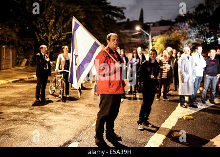 Sao Paulo, Brasile. 02 Luglio, 2014. Gli Ebrei Pro-Israel ascoltare un discorso durante una dimostrazione l appello per la pace in Israele e in favore del diritto di Israele di difendersi da Hamas. Il dimostrativi è stato chiamato dai membri della comunità ebraica in Brasile che sono Pro-Israel e avviene in una piazza chiamata "Cinquantesimo anniversario di Israele" nel quartiere di Pacaembu, dove molti ebrei vivono. La stessa piazza dove il Pro-Palestinian la loro dimostrazione la scorsa settimana. Credito: Tiago Mazza Chiaravalloti/Pacific Press/Alamy Live News Foto Stock