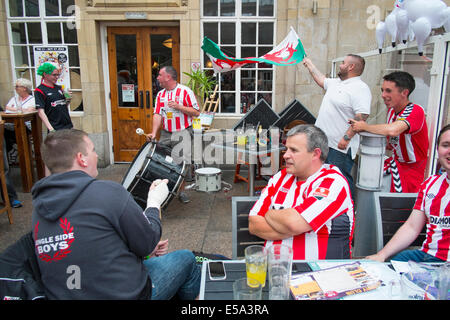 Derry City Football Club tifosi in Yr Hen Orsaf pub Wetherspoons Aberystwyth Ceredigion nel Galles Foto Stock