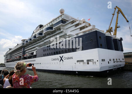 Rostock-Warnemuende, Germania. 22 Luglio, 2014. Il rivestimento di lusso Celebrity Constellation è ancorata in Rostock-Warnemuende, Germania, 22 luglio 2014. Dietro di esso nei vicini porti di mare sono le celebrità di Eclipse e Star norvegese. Le tre navi da crociera portare più di 8.000 passeggeri a Rostock e molti prendere il treno per una gita in giornata a Berlino. L arrivo di tre navi in porto sarà celebrata da una parte porta con musica dal vivo e fuochi d'artificio di questa sera. Foto: Bernd Wuestneck/ZB/dpa/Alamy Live News Foto Stock