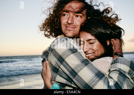 Giovane costeggiata sulla spiaggia Foto Stock