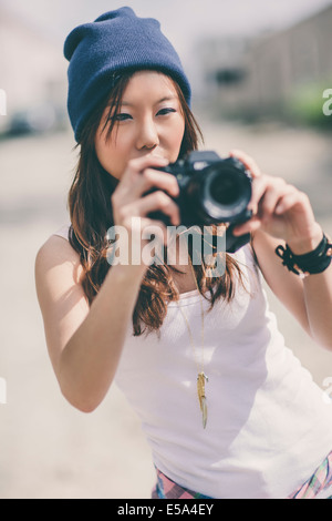 Donna coreana di scattare le foto sulla strada di città Foto Stock