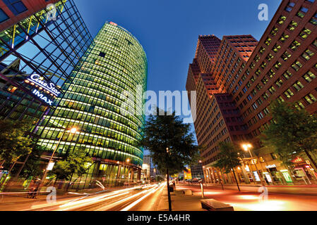 Germania Berlino: vista notturna della piazza Potsdam (Potsdamer Platz) Foto Stock