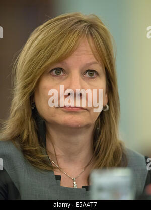 Maria T. Barra, Chief Executive Officer di General Motors Company, testimonia davanti al Senato degli Stati Uniti di comitato per il commercio, la scienza, e Trasporto?s sottocommissione per la tutela dei consumatori e la sicurezza dei prodotti e le assicurazioni, nel corso di una audizione, intitolato ?esaminando la responsabilità e la cultura aziendale in scia del GM ricorda? Sul colle del Campidoglio di Washington il giovedì, 17 luglio 2014. Credito: Ron Sachs/CNP Foto Stock