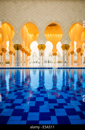 In piastrelle ornate archi della Grande Moschea di Abu Dhabi, Emirati Arabi Uniti Foto Stock