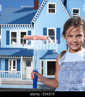 Razza mista ragazza pittura casa di bambola Foto Stock