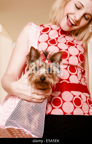 La donna caucasica petting cane Foto Stock