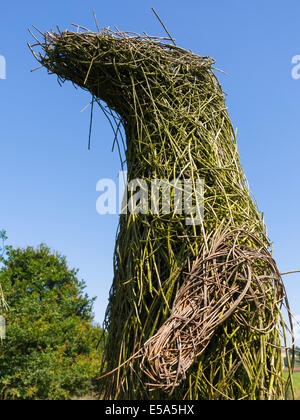 Due grandi 3m alto sculture di lontre realizzati da tessuti giunchi presso il North York Moors Centre Danby North Yorkshire Foto Stock