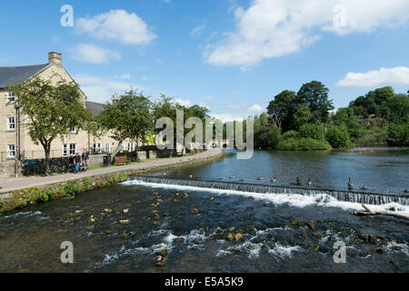 Piccolo weir sul fiume Wye a Bakewell storica città mercato nel distretto di Peak Derbyshire Inghilterra Foto Stock