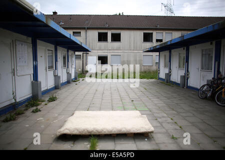 Leverkusen, Germania. Il 15 luglio 2014. Una vista di una casa di accoglienza per i richiedenti asilo a Leverkusen, Germania, 15 luglio 2014. Le autorità locali a Leverkusen consentire ai rifugiati di spostare in residenze private in una fase precoce nel loro processo di domanda di asilo, che aiuta anche il comune per risparmiare denaro. Foto: Oliver Berg/dpa/Alamy Live News Foto Stock