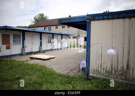 Leverkusen, Germania. Il 15 luglio 2014. Una vista di una casa di accoglienza per i richiedenti asilo a Leverkusen, Germania, 15 luglio 2014. Le autorità locali a Leverkusen consentire ai rifugiati di spostare in residenze private in una fase precoce nel loro processo di domanda di asilo, che aiuta anche il comune per risparmiare denaro. Foto: Oliver Berg/dpa/Alamy Live News Foto Stock