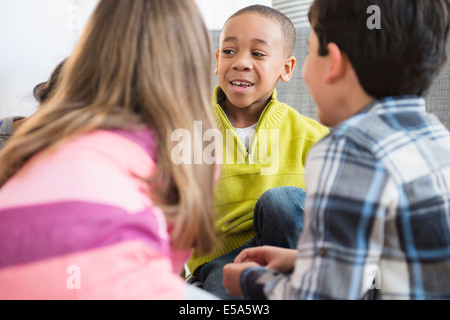 I bambini parlavano in salotto Foto Stock