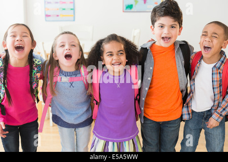 Gli studenti in piedi in linea in aula Foto Stock