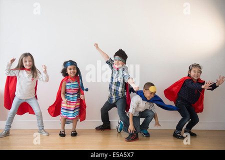 Bambini che giocano in mantelle Foto Stock