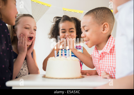 Dei bambini felici celebrare la festa di compleanno con apertura