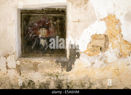 Dipinto graffiti / street art di un Caixer (tradizionale Menorcan cavallo Cavaliere) in una vecchia strada spagnola, Ciutadella Menorca Foto Stock