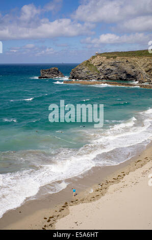 Portreath beach shore in Cornwall Regno Unito. Guardando verso il basso da una scogliera in una giornata di sole. Foto Stock