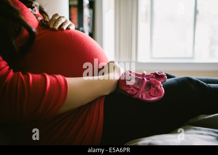 Donna asiatica tenendo la sua gravidanza pancia Foto Stock