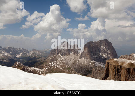 Le Dolomiti viste da La Terraza delle Dolomiti, un ristorante raggiungibili in funivia. Passo Pordoi, Italia Foto Stock