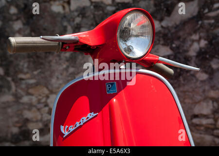 Un rosso scooter Vespa in Italia Foto Stock