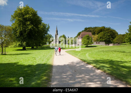 Un uomo e una donna a piedi attraverso il parco reale di Studley nel North Yorkshire Foto Stock