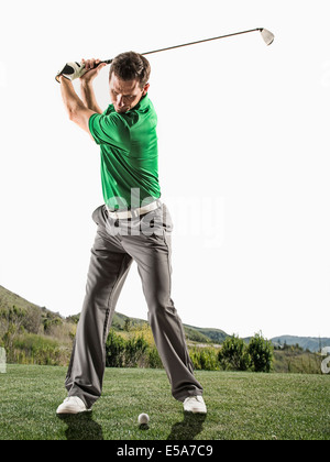 Uomo caucasico giocando a golf sul corso Foto Stock