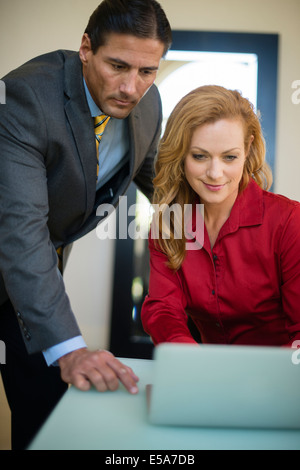 Business caucasica persone che lavorano in ufficio Foto Stock