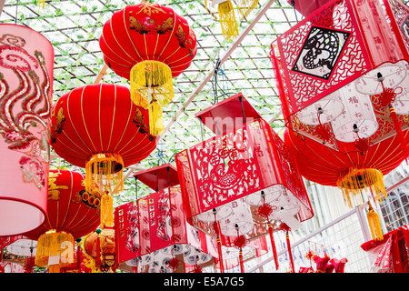 Anno Nuovo Cinese lanterne pendenti dal soffitto Foto Stock