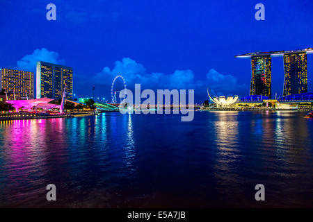 Singapore skyline della città illuminata di notte, Singapore, Repubblica di Singapore Foto Stock
