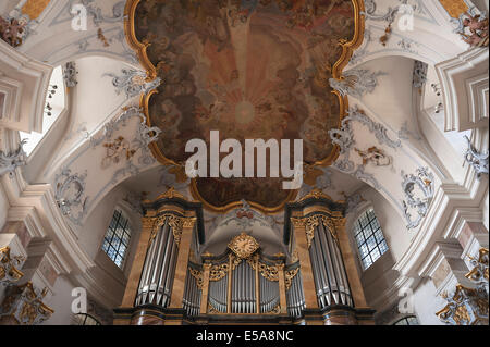 Pergamo con il Rieger organ, sopra il soffitto affreschi del pittore italiano Andrea Appiani, Basilica dei quattordici santi Foto Stock