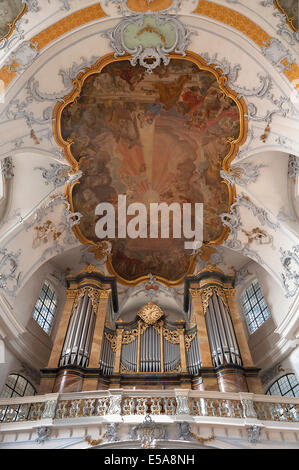 Pergamo con il Rieger organ, sopra il soffitto affreschi del pittore italiano Andrea Appiani, Basilica dei quattordici santi Foto Stock