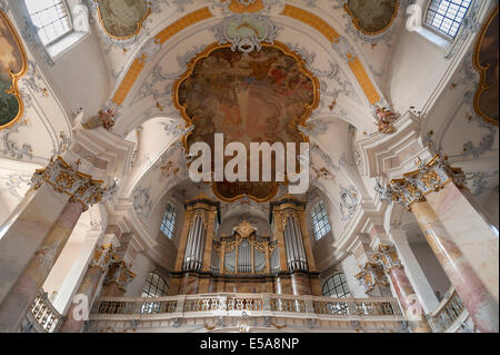 Pergamo con il Rieger organ, sopra il soffitto affreschi del pittore italiano Andrea Appiani, Basilica dei quattordici santi Foto Stock