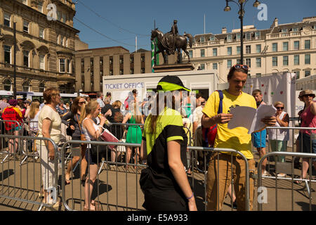 Georges Sq, Glasgow, Scotland, Regno Unito. Ven 25 luglio 2014. Code alle biglietterie in Georges Sq come medaglia scozzese successo presso i Giochi del Commonwealth aumenta la domanda di biglietti. Paul Stewart/Alamy News Foto Stock