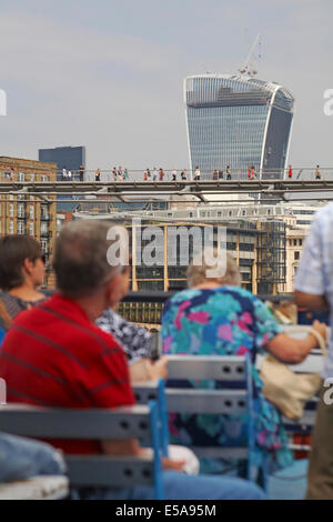 Turisti che si godono una gita in barca lungo il fiume Tamigi a Londra nel mese di luglio Foto Stock