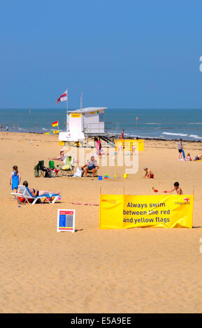 Margate, Kent, Inghilterra, Regno Unito. Margate Beach - 'sempre nuotare tra il giallo e il rosso bandiere' firmare Foto Stock