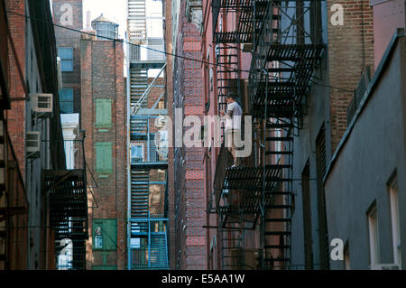 Stretto vicoletto con il fuoco sfugge in Soho Lower East Side di Manhattan a New York City Foto Stock