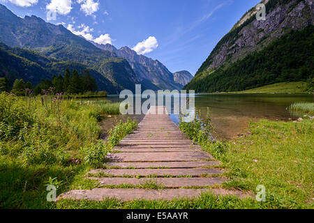 Wharf su una riva del lago Konigssee Foto Stock