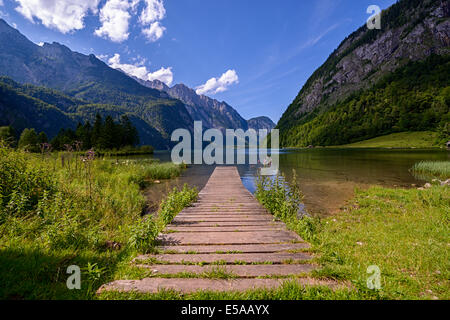 Wharf su una riva del lago Konigssee Foto Stock